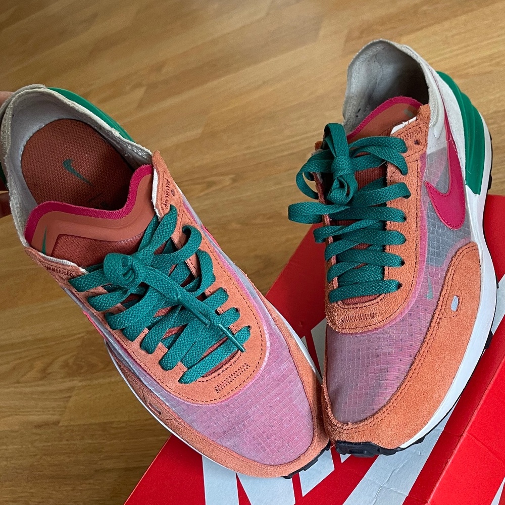 NIKE- women’s waffle runners